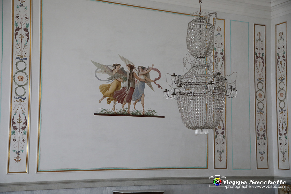 VBS_6520 - Villa Pisani - Stra (Venezia).jpg - SALA DI MARIA ANNA CAROLINA  Stanza intitolata a Maria Anna Carolina, sposa di Ferdinando figlio di Francesco i d'Austria. II soffitto è decorato dal pittore Bevilacqua con quattordici danzatrici con timpani e tamburelli e una sequenza di lunette con amorini; le pareti sono rivestite di una tappezzeria originaria dell'epoca. 
